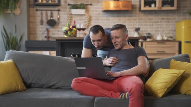 Schwules Paar verbringt Zeit miteinander — Stockvideo