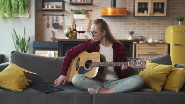 Vrouw leert gitaar spelen — Stockvideo
