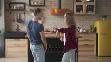 Genç çift komik bir dans sergiliyor. 