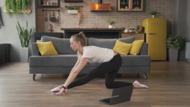 Vrouw doet stretching oefeningen — Stockvideo