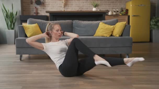 Жінка робить вправи вдома — стокове відео