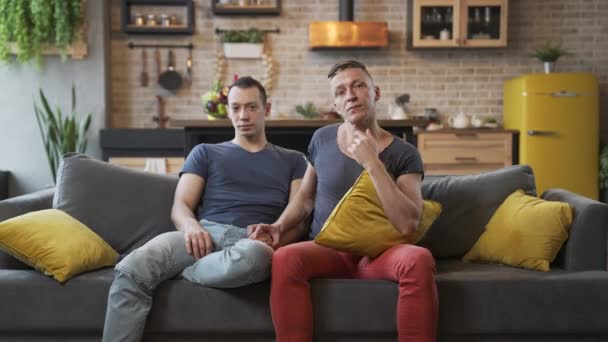 Maschio gay coppia trascorrere tempo a casa — Video Stock