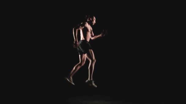Спортивный человек прыгает высоко на месте — стоковое видео