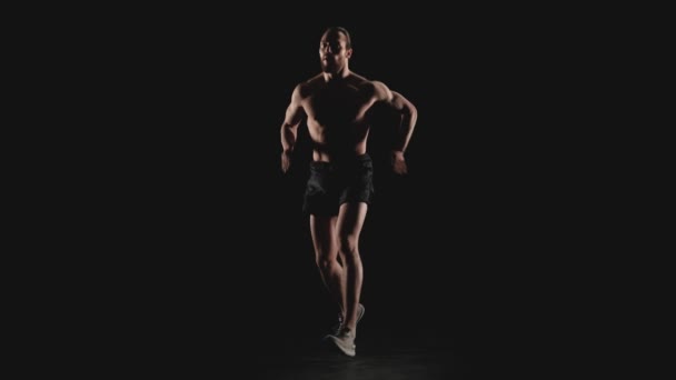 Homem atlético faz exercícios físicos — Vídeo de Stock