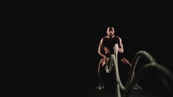 Athletischer Mann trainiert mit Kampfseilen — Stockvideo