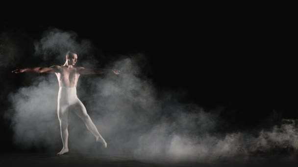 Артистка балета исполняет акробатический элемент — стоковое видео