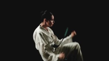 Kimonolu genç kadın karate çalışıyor.