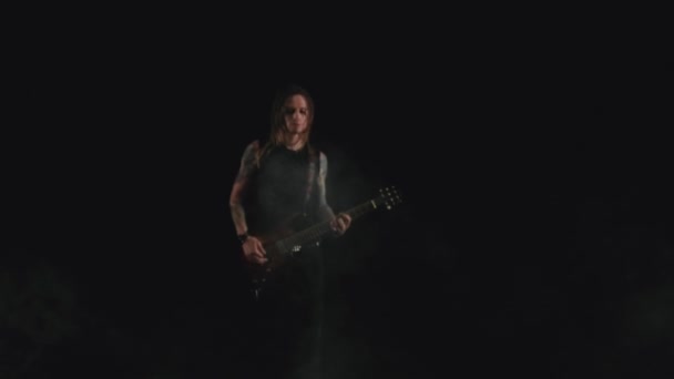 전기 기타를 사용하는 젊은 음악가 — 비디오