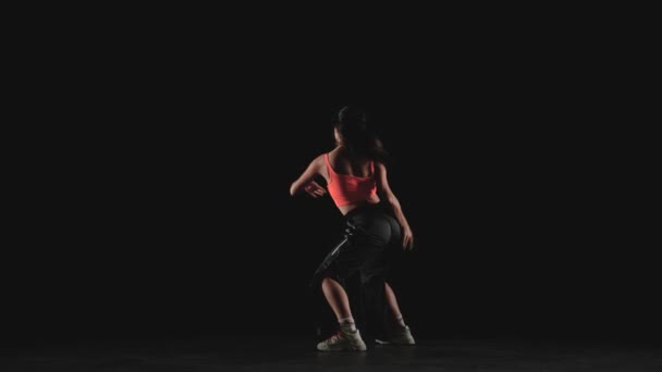 Mujer joven bailando hip hop — Vídeos de Stock