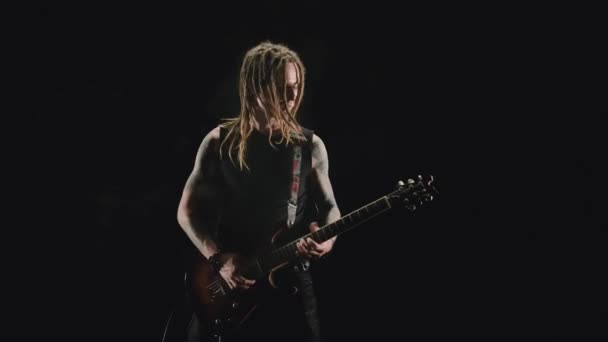 일렉트릭 기타를 연주하는 연주자 — 비디오