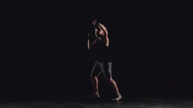 Gölge boksu yapan adam