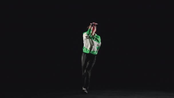 B-Girl dansen bovenste break dans — Stockvideo