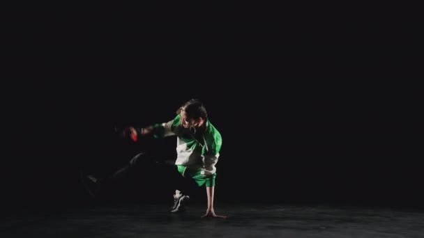 Б-дівчина танцює танець перерви — стокове відео