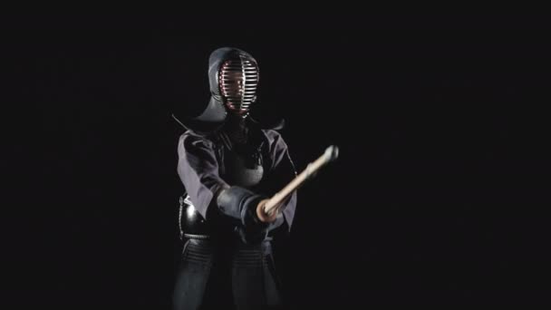 Porträt eines japanischen Kendo-Kämpfers mit Shinai — Stockvideo