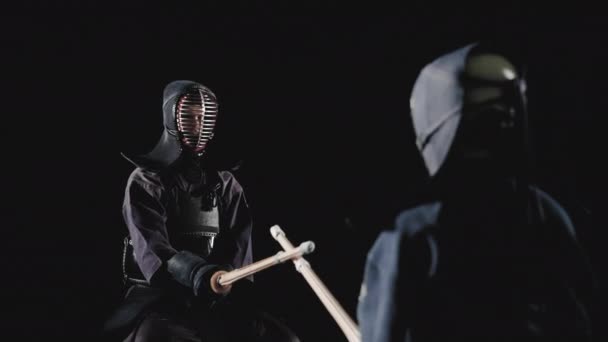 Бойцы Кендо с бамбуковыми мечами на черном фоне — стоковое видео