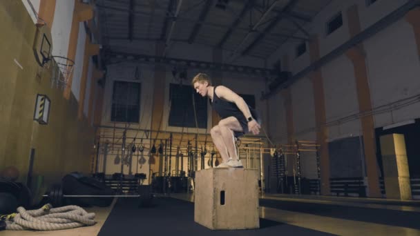 Young man jumping on wooden box — Stock Video