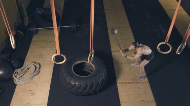 用大锤打轮胎的人 — 图库视频影像