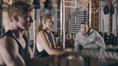 Savaş halatlarıyla antrenman.