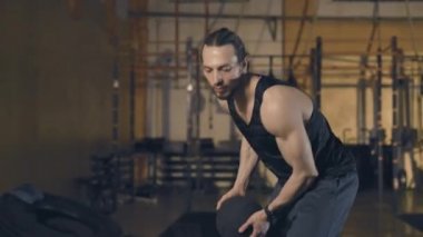 Genç kadın antrenörle egzersiz yapıyor.