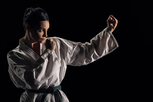 Mujer en kimono en posición de lucha — Foto de Stock