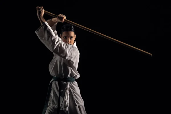 Mujer en kimono practicando con jodo —  Fotos de Stock