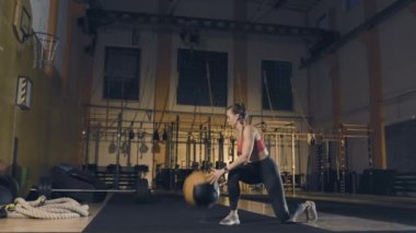 Genç kadın topla egzersiz yapıyor.