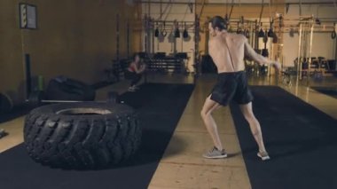 Lastiğe balyozla vuran adam.