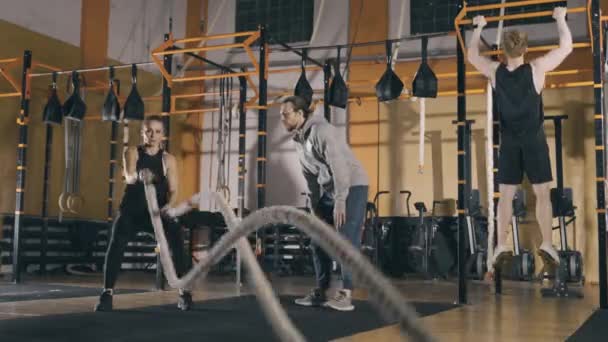 Mujer entrena con cuerdas de batalla — Vídeos de Stock