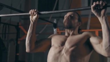 Barfiks çeken atletik bir adam