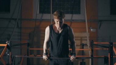 Genç adam kas egzersizi yapıyor.