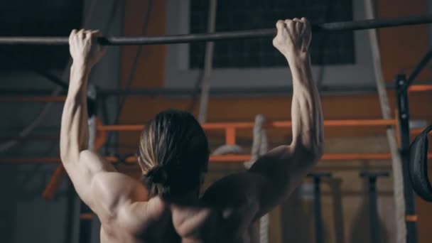 Athletic man doing pull ups — Stock Video