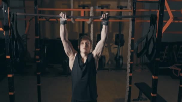 Mladý muž cvičí svaly nahoru — Stock video