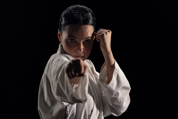 Femme en kimono en position de combat — Photo