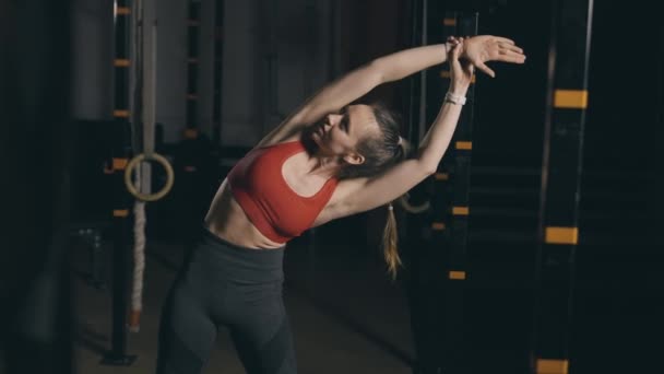 Jeune femme fait des exercices d'étirement — Video