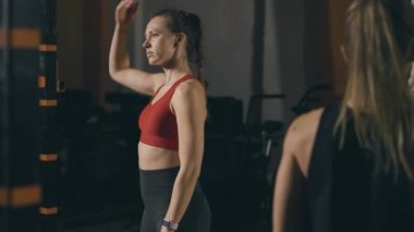 Genç kadınlar esneme egzersizleri yapıyor.