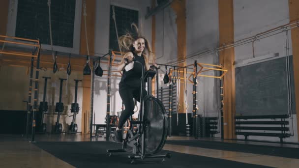 Wanita berlatih pada sepeda olahraga — Stok Video