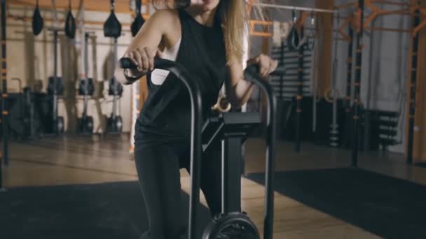 Addestramento femminile su cyclette — Video Stock