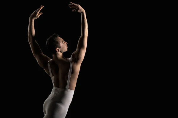 Артистка балета на черном фоне — стоковое фото