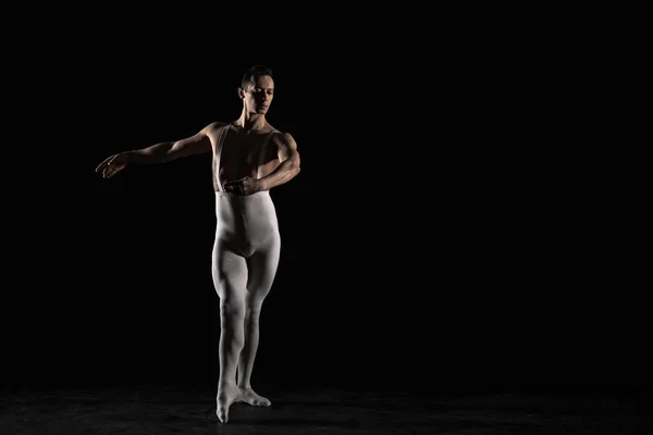 Bailarina de ballet sobre fondo negro — Foto de Stock