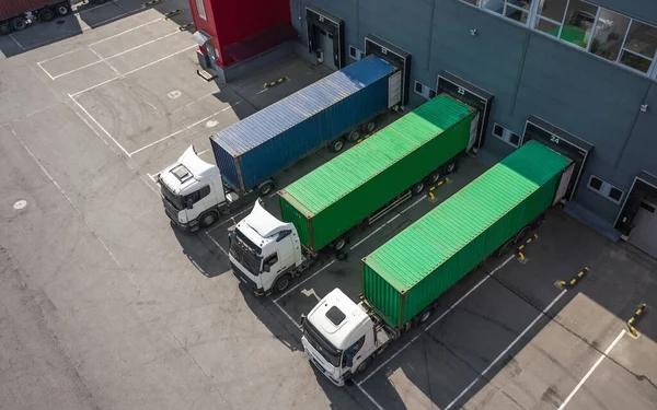 Drei LKWs beladen im Logistikzentrum — Stockfoto