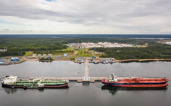 Limandaki petrol tankerlerinin hava görüntüsü