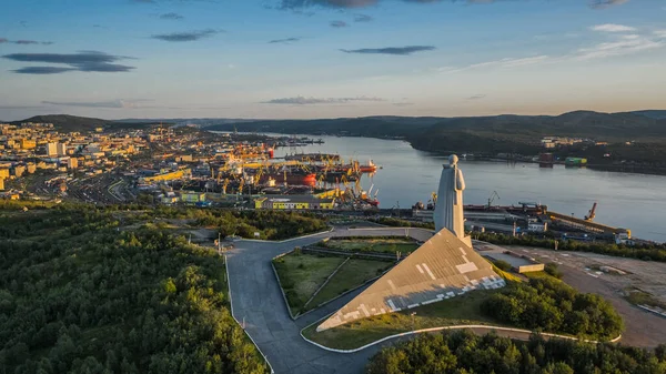 Gün batımından önce Murmansk 'ın hava manzarası