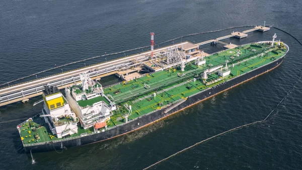 Vista aérea del petrolero en puerto — Foto de Stock