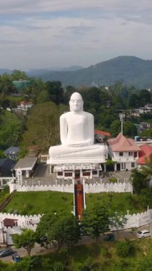 Kandy 'deki Sri Maha Bodhi Tapınağı' nın havadan görünüşü. Dikey video
