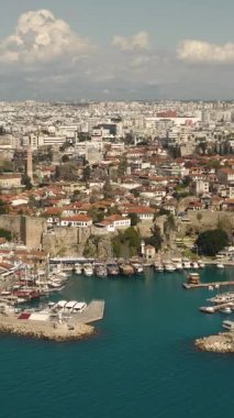 Türkiye 'nin Antalya kentindeki Kaleici Eski Kent Limanı' nın havadan görüntüsü. Dikey video