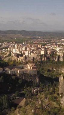 Tarihi Cuenca şehrinin çarpıcı yüksek açılı manzarası. Dikey video