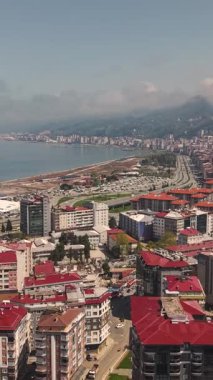 Rize 'nin dikey hava görüntüsü. Türkiye 'nin Karadeniz Bölgesi' nin doğu kesiminde bir kıyı kentidir.