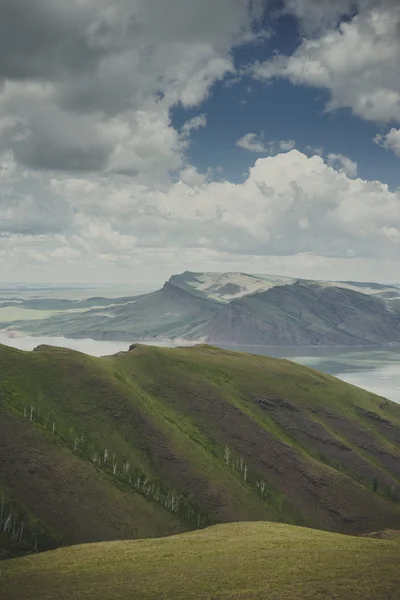 Kullar på stranden av reservoaren Krasnoyarsk — Stockfoto