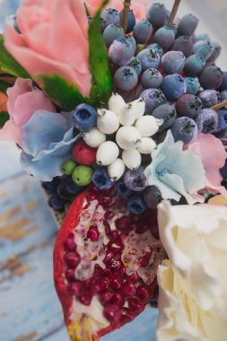 kompozisyon bir tencerede değişik çiçek