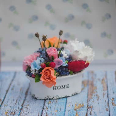 kompozisyon bir tencerede değişik çiçek